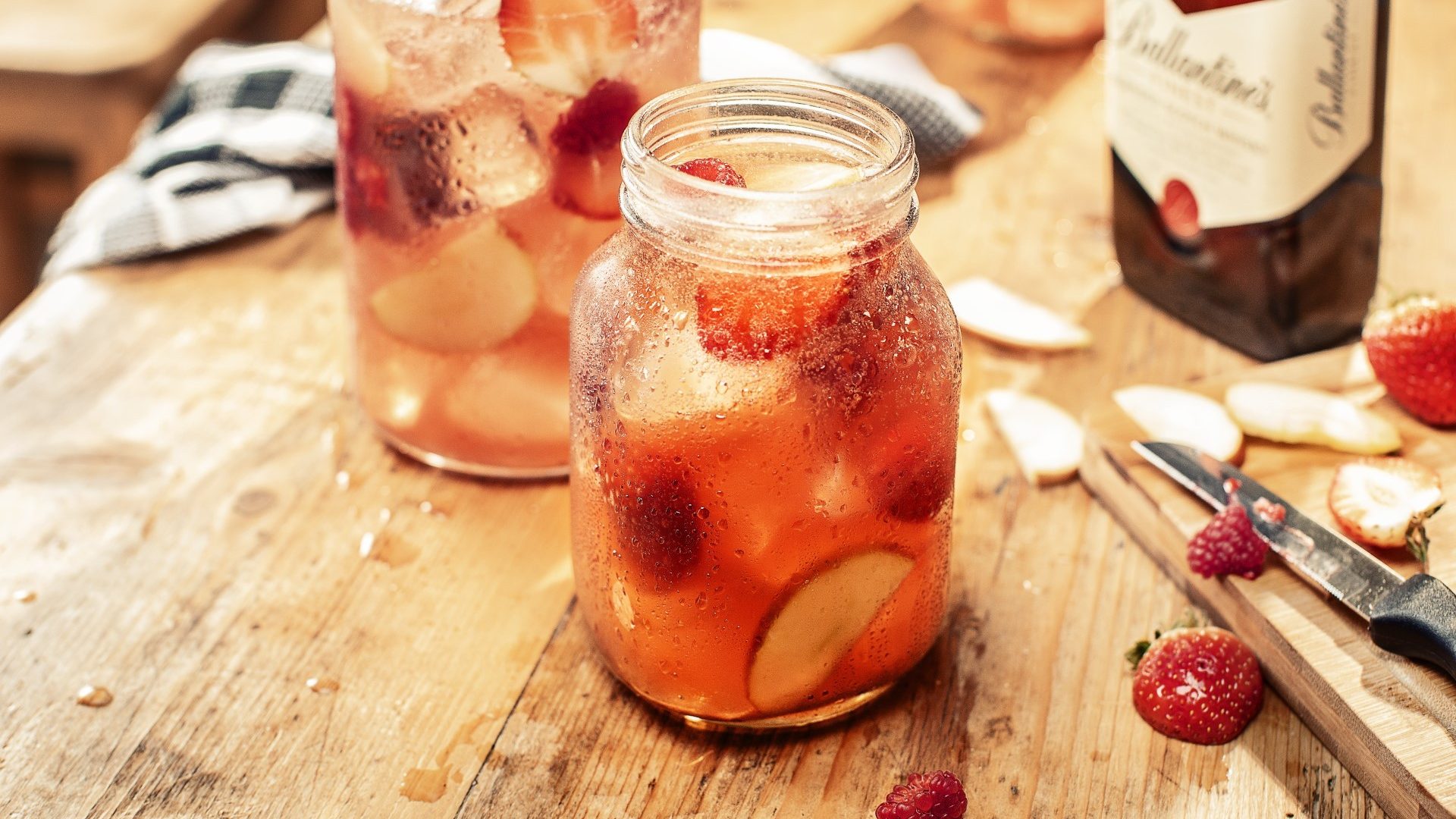 ballantines-finest-stay-berry-pitcher-drink-aspect-ratio-16-9